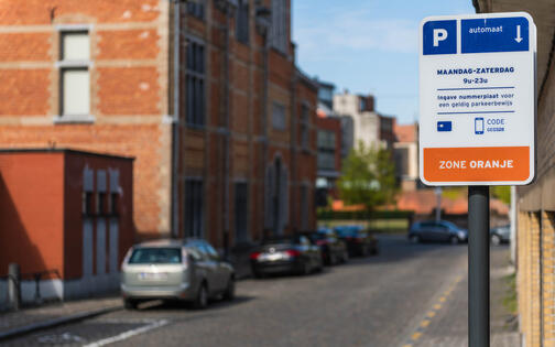 Foto van een infobord op straat met info over de dichtstbijzijnde parkeerautomaat