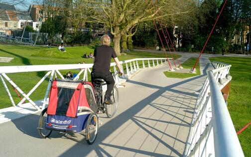fietser op de brug naar het Keizerpark