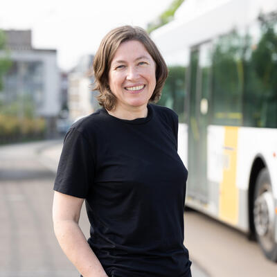 Portret van vrouw met bus op achtergrond