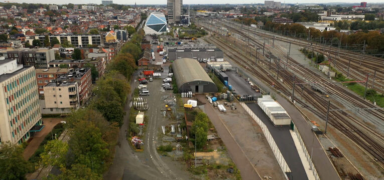 Het projectgebied ligt aan de rechterkant van de K. Fabiolalaan, tussen het Diamantgebouw en de Suzanne Lilarstraat