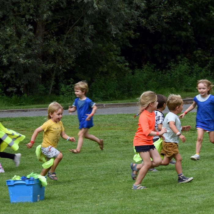 Kinderen die spelen op een grasveld tijdens een sportkamp